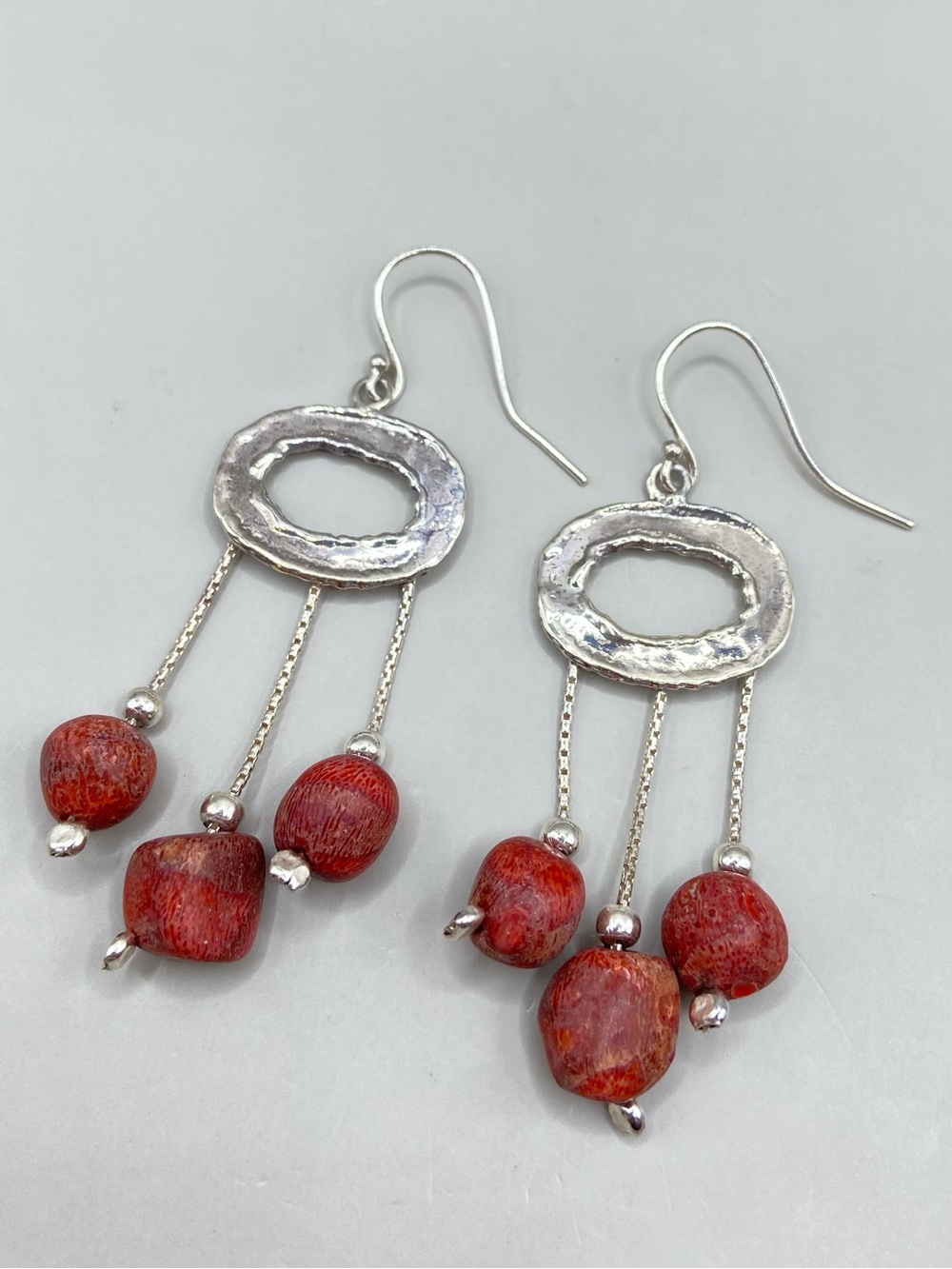 Vintage Silpada Sterling Silver Hammered Oval Red Coral Earrings - Picture 3 of 7